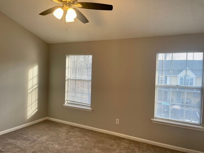 Building Photo - Forest Townhome