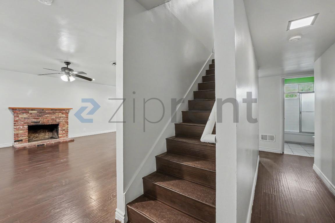 Building Photo - Unit