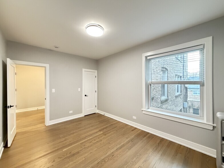 Building Photo - 5454 N Paulina St