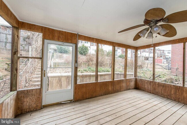 Screened in porch - 4211 Elsa Ter