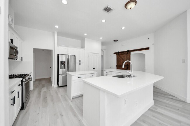 Building Photo - 10850 White Oak Point Ct