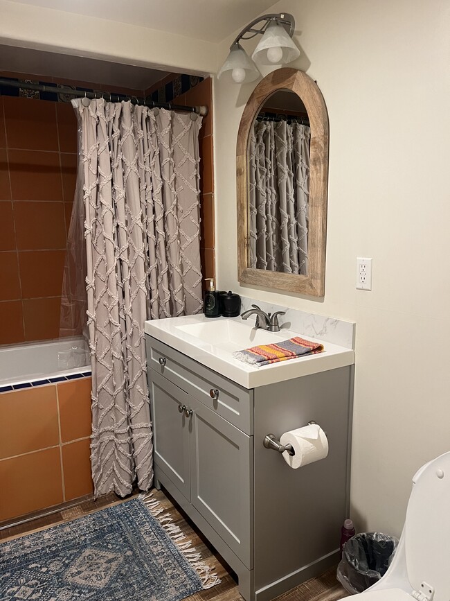 Building Photo - 1174 Ella St