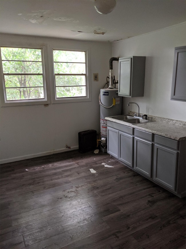 Building Photo - 2348 Iroquois St