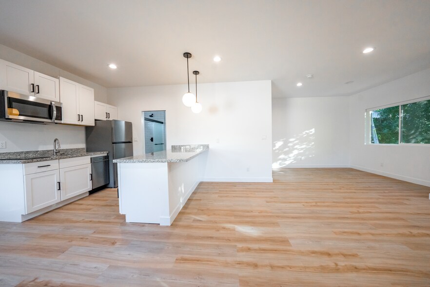 Building Photo - 1514 E Clarendon Ave