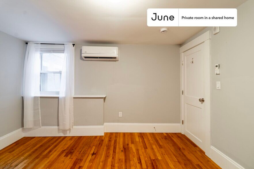 Building Photo - Private bedroom in 4 bed/2 bath Home