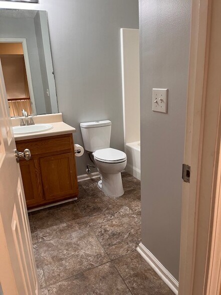 Upstairs Full Bath - 3572 Devon Chase Rd
