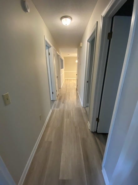 Building Photo - 105 Maid Marian Ct