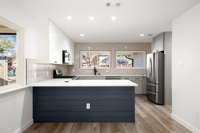 Building Photo - 9717 Anderson Village Dr