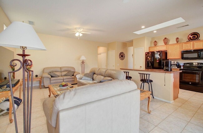 Building Photo - 15567 W Coral Pointe Dr