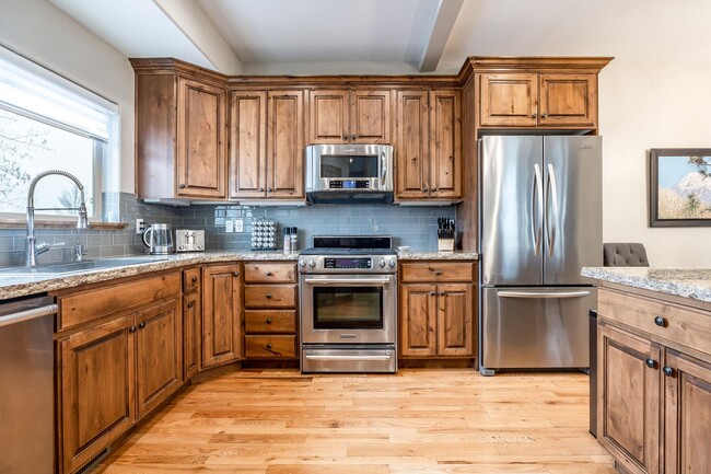 Building Photo - Modern Mountain Home in Desirable Pinebrook