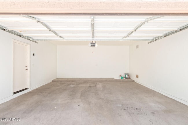 Building Photo - 2390 W Sleepy Ranch Rd