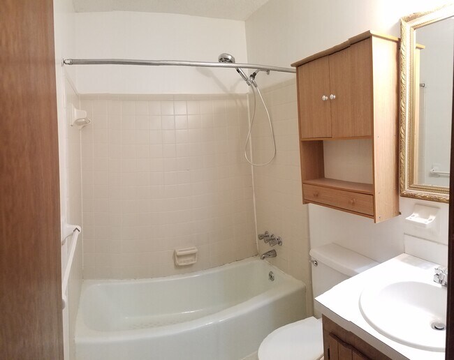 Full bath with tub - 120 Colonial Ct