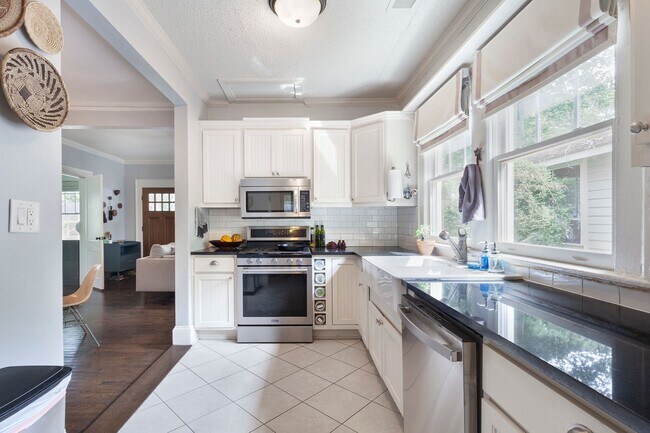 Building Photo - Beautiful 2bd/2ba Bungelow in Kirkwood wit...