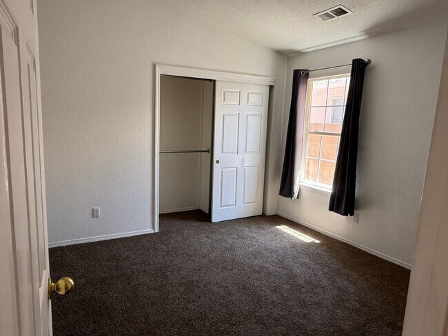 Building Photo - NW Home