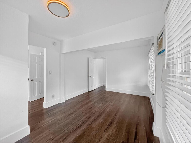 Building Photo - 1909 Monroe St