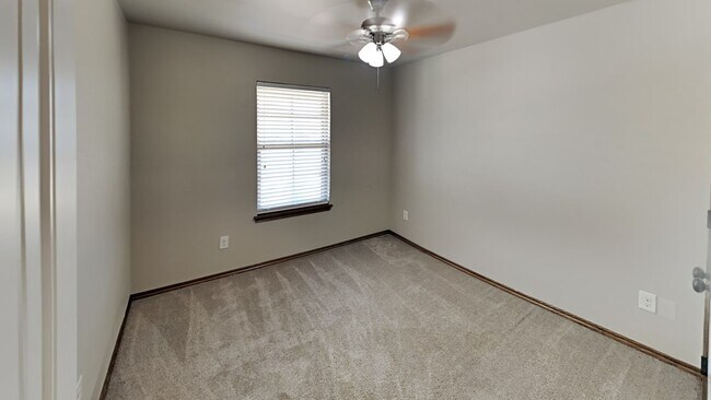 Building Photo - Beautiful 4 Bedroom 2 Bathroom Home in Pie...