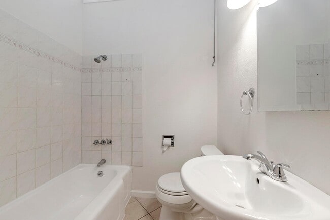 Building Photo - 2577 Gonzaga St