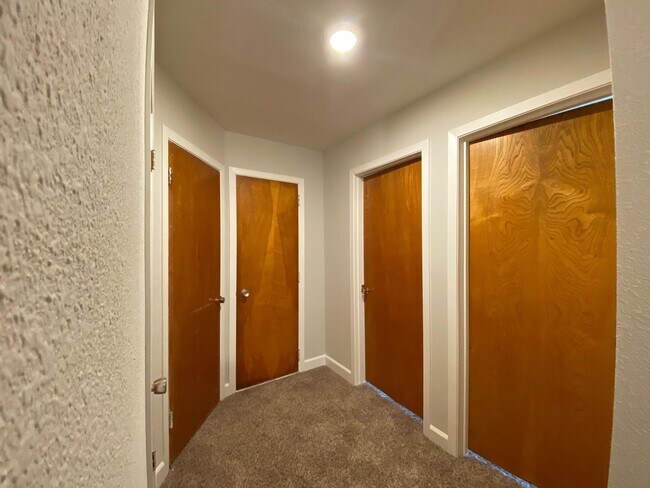 Building Photo - Lewis Ln-409