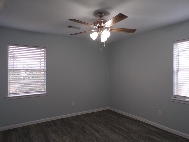 Building Photo - 1605 Northwood Dr