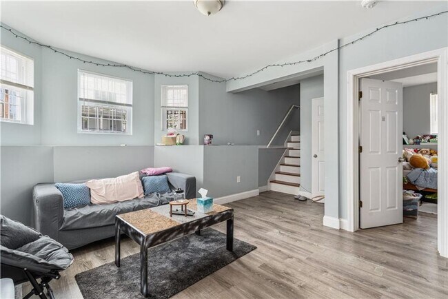 Building Photo - Spacious 6 Bed, 2 Bath – Modern Updates & ...
