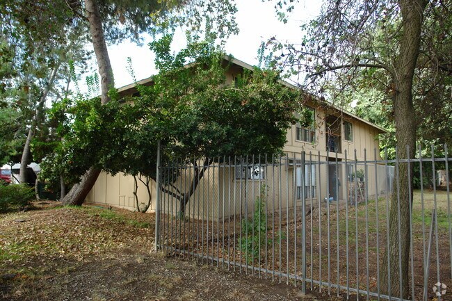 Building Photo - 828 W Sacramento Ave