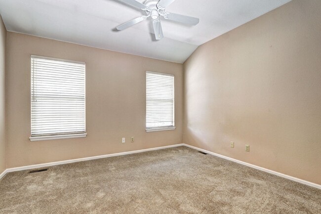 Building Photo - 2bed 2 bath townhome located in the Southp...