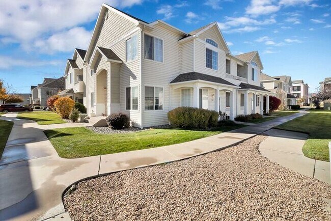 Building Photo - Modern 2-Bedroom, 2-Bath Condo in Grand Junction