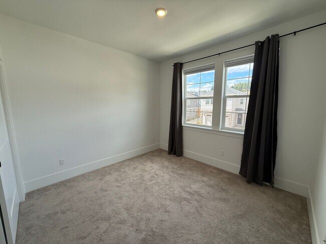 Building Photo - 17820 SW Maiden Ct