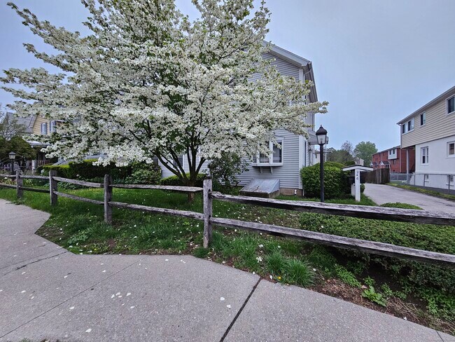 Building Photo - 246 Seaside Ave