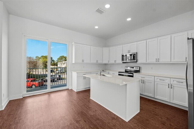 Building Photo - 5728 Biscayne Ct