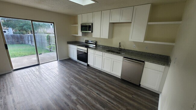 Building Photo - 3-bedroom 2.5 Bath Home in Converse