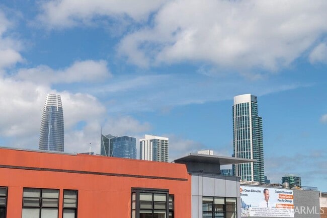 Building Photo - 250 King St