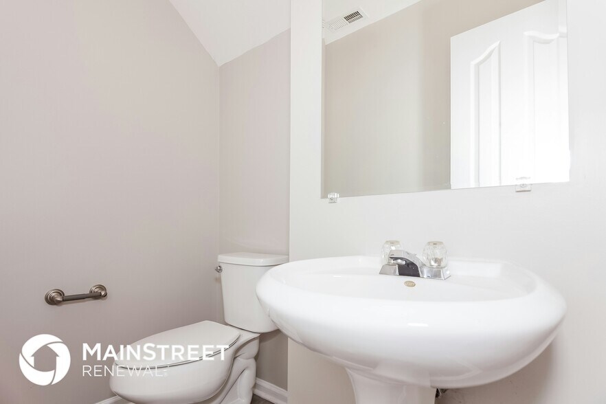 Building Photo - 8146 Chatham Oaks Dr