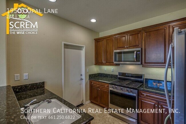 Building Photo - Two Bedroom Townhome in Santa Clarita