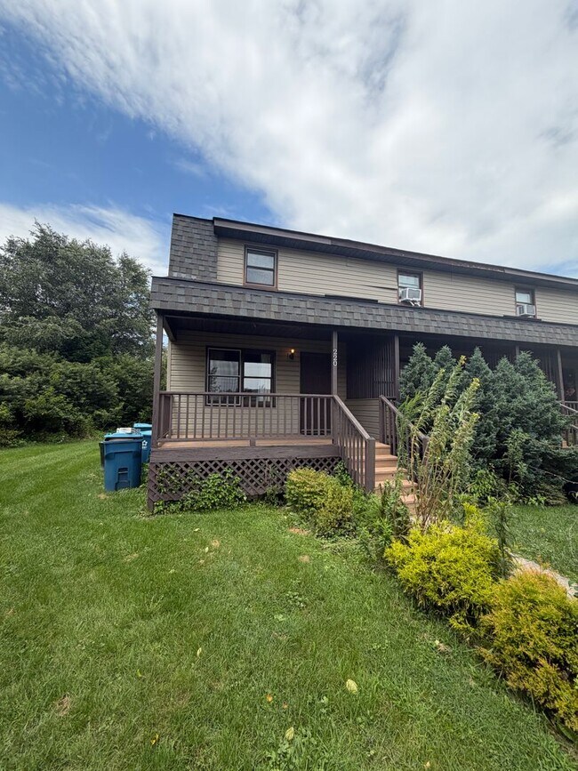 Building Photo - 220 Adams Ln
