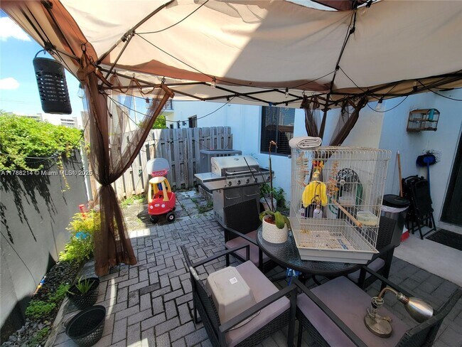 Building Photo - 492 SW 91st Pl