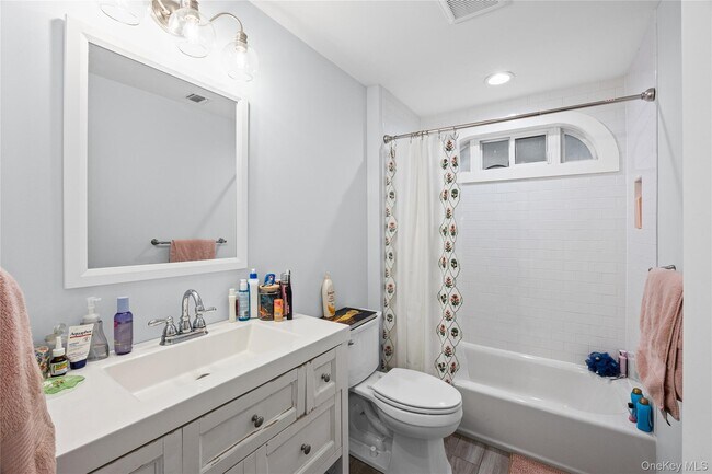 Building Photo - 25 E Shore Dr