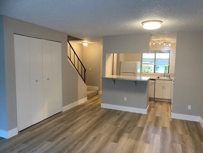 Building Photo - Fully renovated 2 bedroom, 1.5 bath apartment available with Separate Garage! Fully remodeled Kit...