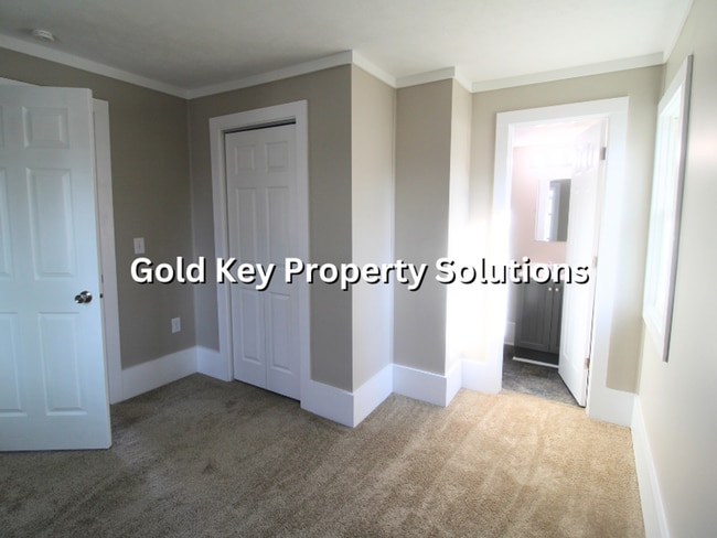 Building Photo - 919 E 6th St