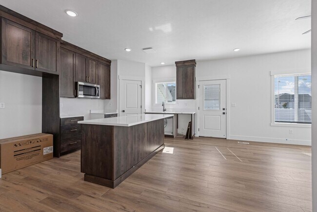 Building Photo - B532AG