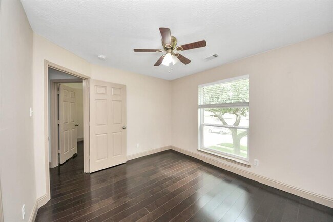 Building Photo - 2030 Winding Hollow Dr
