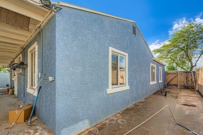 Building Photo - 571 Blackmore Dr