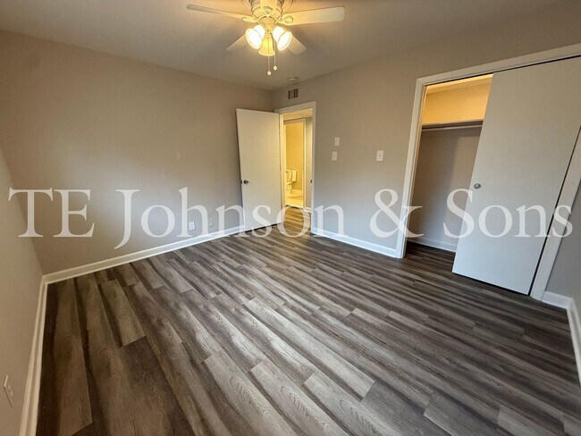Building Photo - 2 Bedroom Salem View Apartment!