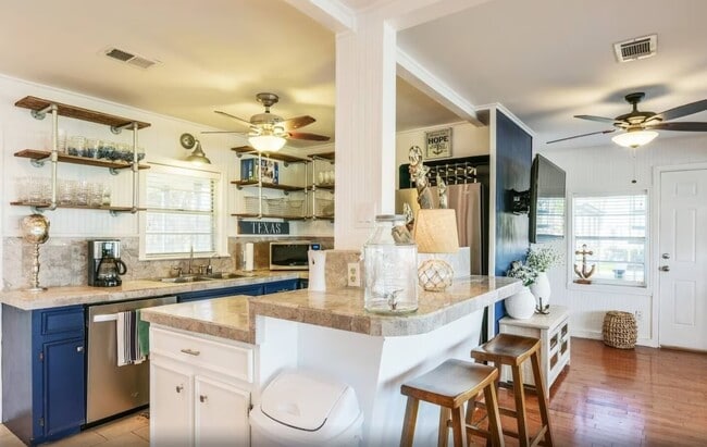 Building Photo - 610 Fort Velasco Dr