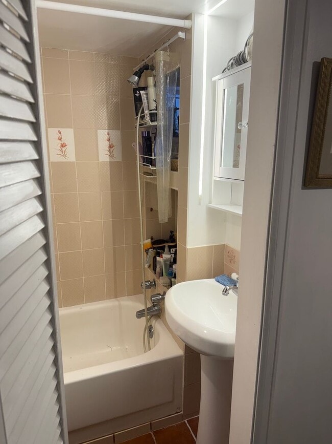 Building Photo - Quiet 1-Bedroom Garden-Level Apartment near CU