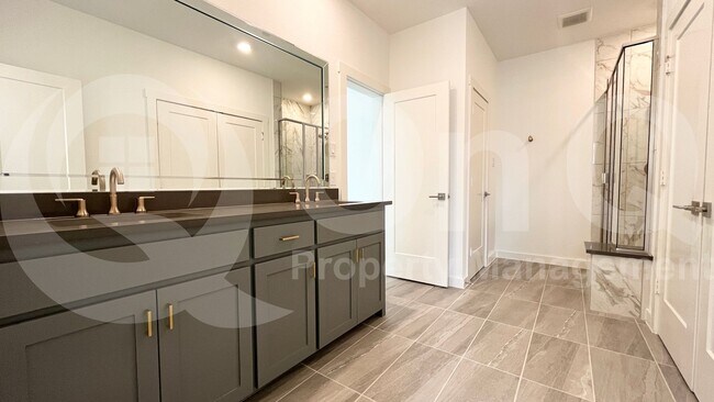 Building Photo - 820 Cavitt Ct