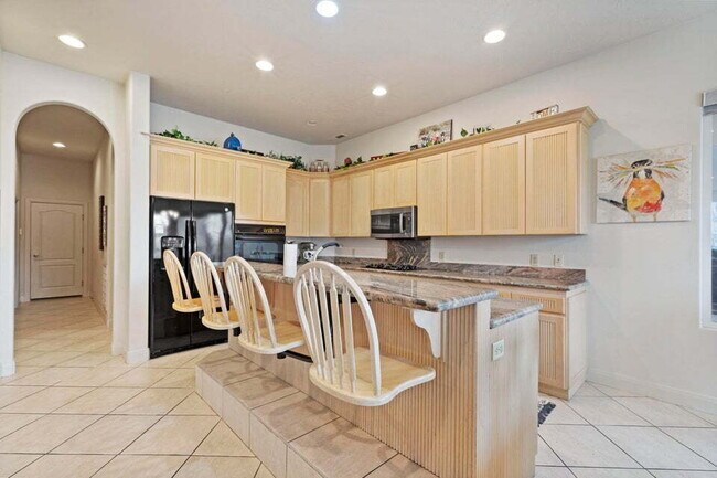 Building Photo - Spacious 5 bed 3 bath with large back yard.