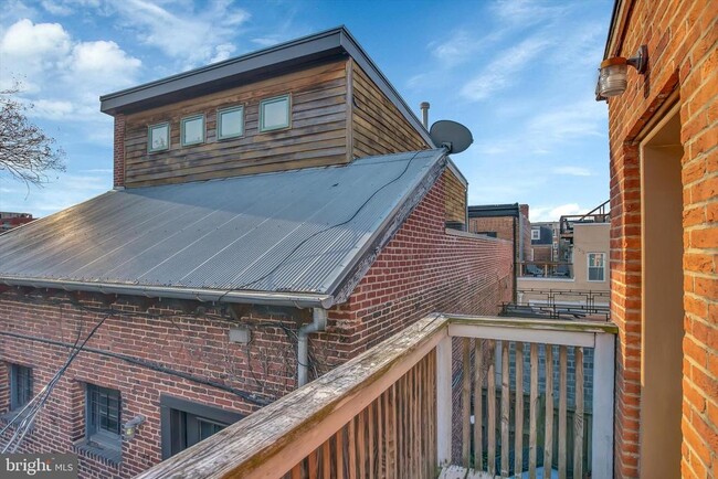 Building Photo - 805 S Charles St