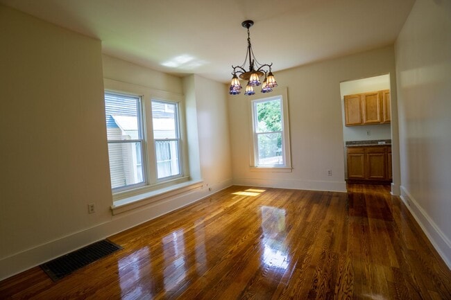 Building Photo - Available 8/1/26 - Spacious Newly Renovate...