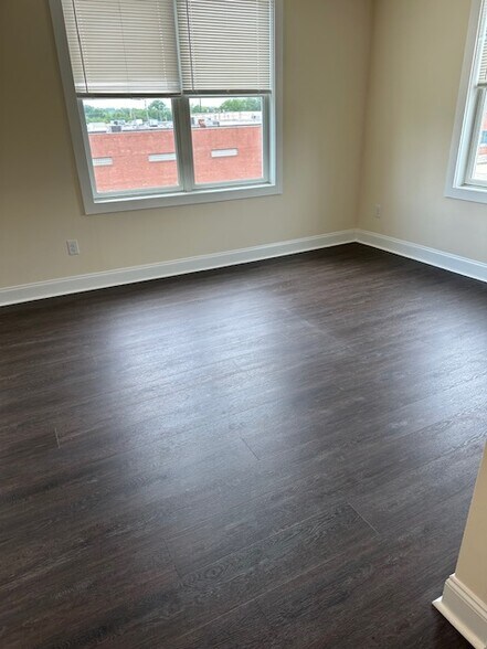 Building Photo - 1033 W Bridge St